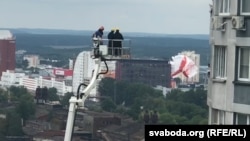 Комунальники в Мінську знімають символіку, яку використовують протестувальники (ілюстративне фото)