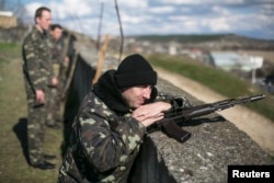 Українські військові на варті військової частини біля аеродрому Бельбек під Сімферополем, 5 березня 2014 року