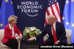 Ursula von der Leyen alături de Donald Trump.