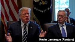 Президент США Дональд Трамп (слева) и министр обороны США Джим Мэттис.