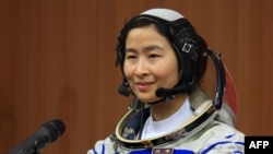 Қытай астронавы Лю Янг ғарыш айлағында отыр. Қытай, 12 маусым 2012 жыл.
