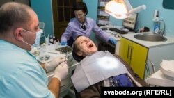 Медицинский турист на приеме у белорусского дантиста