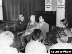 At a literary meeting in Slonim.  From left to right: Anatoly Ivers, Paval Prudnikov, Paval Misko, Yevheniya Yanishchits.  1980s.  From the funds of BDAMLiM