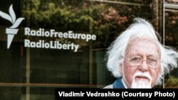 Jores Medvedev în fața fostului sediu al postului de radio Europa Liberă de la Praga în anul 2006.