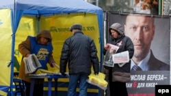 Последняя агитация перед выборами, соседние палатки соперничающих партий. Киев, 23 октября 