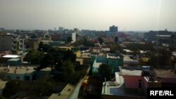زورمندان و تفنگ‌داران خودسر زمین‌های دولتی و یا هم ملکیت‌های غصب شدۀ افراد دیگر را به فروش می‌رسانند.