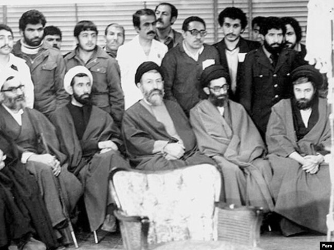 محمد بهشتی در کنار چهره‌های شاخص شورای انقلاب و حزب جمهوری اسلامی، از جمله واعظ طبسی، محمدجواد باهنر، علی خامنه‌ای و احمد خمینی