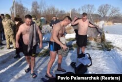 Американские военные инструкторы на базе под Львовом готовятся к купанию в проруби на праздник Крещения