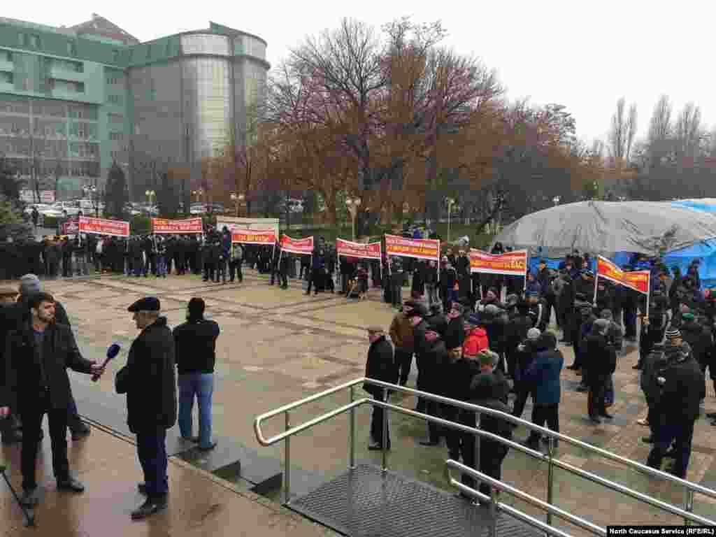 Митингующие просят Васильева организовать независимую проверку в СПК для выяснения ситуации