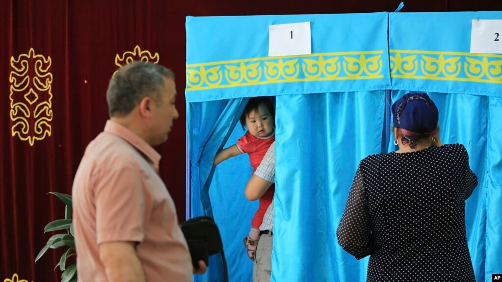 Ҷаримаи ду қазоқистонӣ барои "назарсанҷии интихоботӣ" дар шабакаҳои иҷтимоӣ