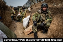 Бійці батальйону «Азов» у траншеї поблизо Широкино. 18 квітня 2015 року
