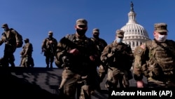 Gărzile Naționale protejează clădirea Congresului american în pregătirea ceremoniei de investire a noului președinte, Joe Biden, Washington, 14 ianuarie 2021. 