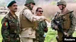 یک عسکر امریکایی با نیروهای افغان