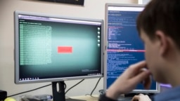Një punonjës i Global Cyber Security Company Group-IB zhvillon një kod kompjuterik në një zyrë në Moskë, 25 tetor 2017.