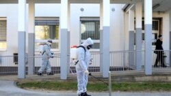 Dezinfekcija prostora oko bolnice u Kranju, Slovenija, 23 april 2020.