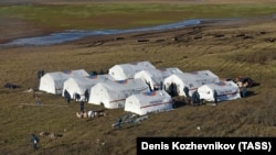 Палатки МЧС России на месте разлива дизельного топлива в Норильске