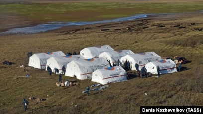Палатки МЧС России на месте разлива дизельного топлива в Норильске