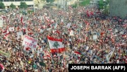 تظاهر کنندگان در لبنان خواهان تغییر کلیت نظام و برکناری همه سیاستمداران شناخته شده کنونی از صحنه شده‌اند.