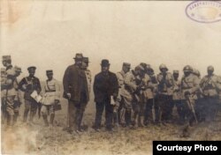 Ion I.C. Brătianu, generalul Berthelot, Albert Thomas și regele Ferdinand într-o inspecție pe front, 1917 (Foto: http://www.marelerazboi.ro/razboi-catalog-obiecte/item/berthelot-bratianu-regele-ferdinand)