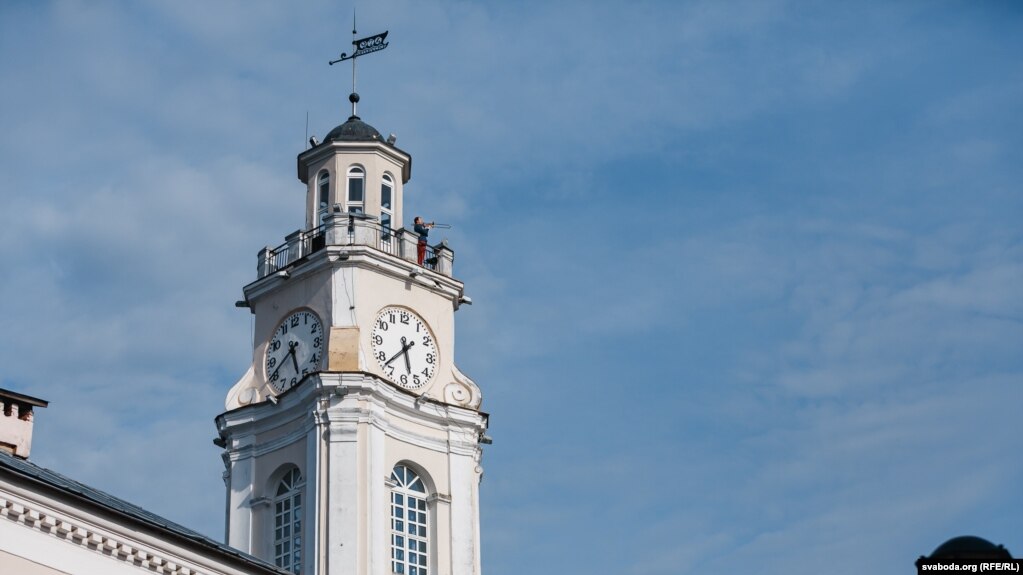 Трубач грае на вежы ратушы ў Віцебску, архіўнае фота