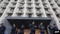 Милиция охраняет здание Одесской городской администрации. 2 мая, по словам очевидцев, милиционеры вели себя пассивно