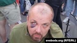 Un protestatar din Minsk după ce a fost arestat de forțele de poliție