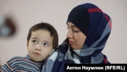 Fatma İsmailova ve onıñ oğlu Fatih