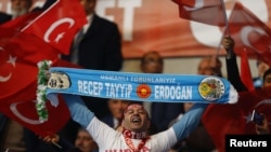 Сторонник партии Эрдогана на акции в рамках агитационной кампании перед референдумом по изменению Конституции. Анкара, 25 февраля 2017 года.