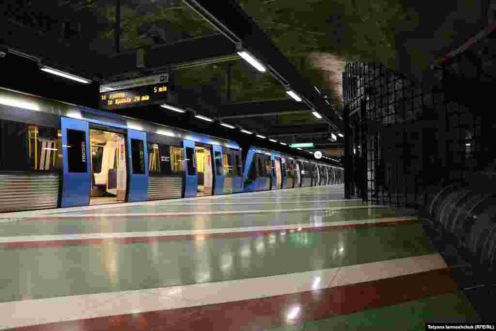 Платформа станции Kungstradgarden.