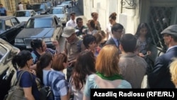 Хадиджа Исмаилованың сотына кіре алмай тұрған адамдар. Баку, 31 тамыз 2015 жыл.