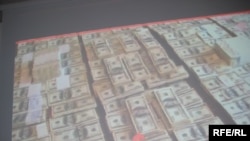 Пачки долларов из якобы «черной кассы» Мухтара Джакишева. Видеосъемка КНБ. Астана, 1 июня 2009 года.