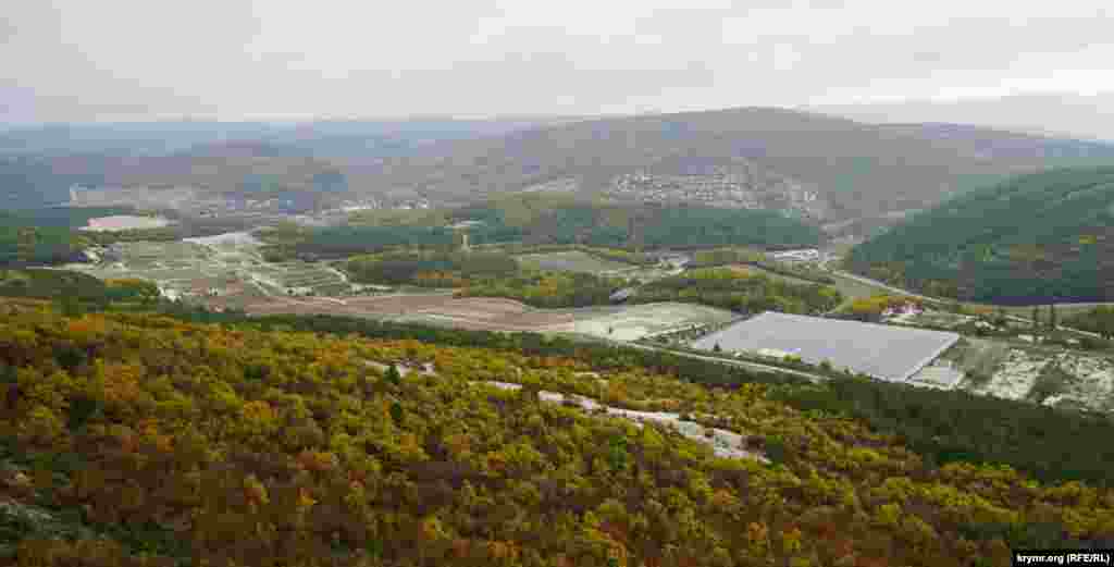 Краєвид на село Тернівка (Севастополь), що на північний захід від гори Челтер-Кая