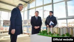 Шавкат Мирзиëев Тошкент ҳокими Жаҳонгир Ортиқхўжаев билан "Боғистон" лойиҳаси моделини томоша қилмоқда, 2018 йил