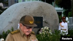 Рауль Кастра каля магілы брата — Фідэля Кастра.
