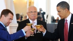 Dmitri Medvedev (solda) və Barak Obama (2010-cu il)