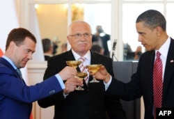 Президент США Барак Обама поднимает бокал с президентом России Дмитрием Медведевым и президентом Чехии Вацлавом Клаусом по случаю подписания СНВ-3 в Праге 8 апреля 2010 г.