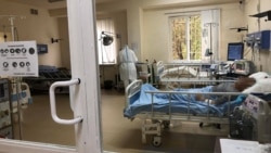 Пациент с COVID-19 и медик в отделении интенсивной терапии больницы в Ереване, Армения, 10 мая 2020 года