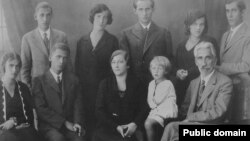 (Ілюстраційне фото) Родина Крушельницьких на початку 1930-х років. Сидять (зліва направо): Володимира, Тарас, Марія (мати), Лариса і батько Антін. Стоять: Остап, Галя (дружина Івана), Іван, Наталя (дружина Богдана), Богдан. У 1934-37 рр. Володимира, Тарас, Антін, Остап, Іван і Богдан були репресовані та страчені. Це фото стало символом винищення сталінським режимом української інтелігенції