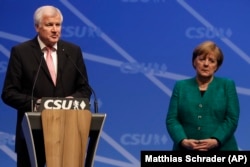 Хорст Зеехофер и Ангела Меркель на съезде ХСС