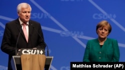 Horst Seehofer i Angela Merkel na jednom skupu u decembru 2017.