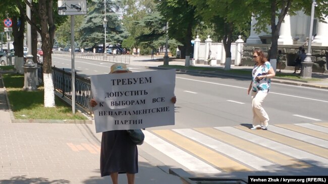 Одиночный пикет у здания российского парламента Севастополя, июль 2019 года