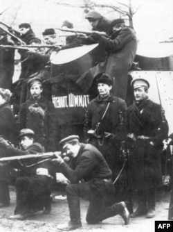 Красногвардейцы в Петрограде у бронеавтомобиля, захваченного ими у правительственных войск