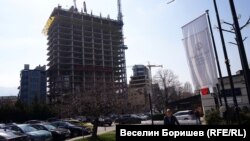 Сградата "Златен век" вече е в напреднало строителство.