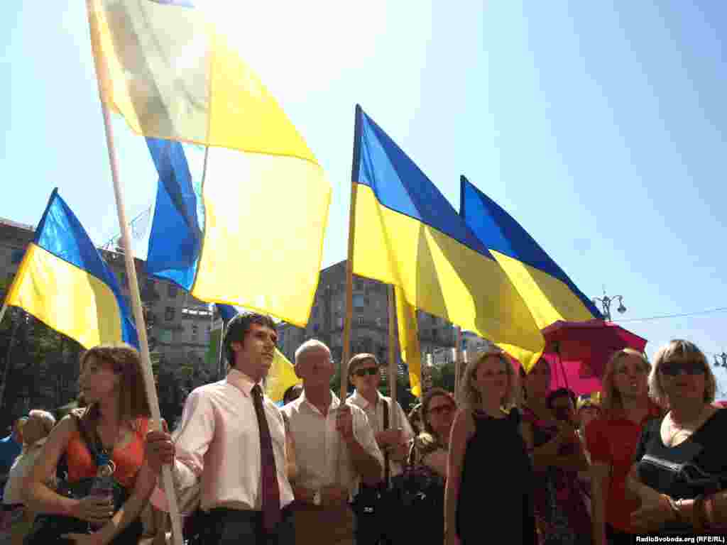 Синьо-жовтий прапор замайорів у Києві 20 років тому. 24 липня 1990 року на Хрещатику його вперше офіційно підняли біля будинку Київради.