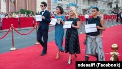 Kinofestivaliniñ qırmızı halısında Sentsovğa qoltutuv aktsiyası, Odesa, 2019 senesi iyülniñ 20-si
