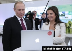 Russia Today арнасының басшысы Маргарита Симоньян (оң жақта) Ресей президенті Владимир Путинме бірге.