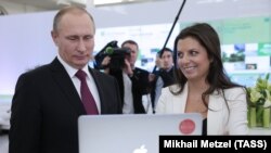 Президент России Владимир Путин и главный редактор телеканала Russia Today (RT) Маргарита Симоньян