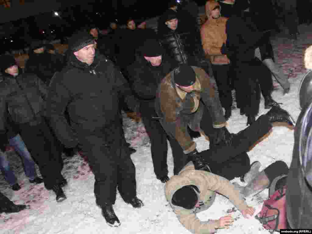 За разгон Плошчы шэраг міліцыянтаў, уключна з тагачасным міністрам Куляшовым, атрымалі прэміі і ўзнагароды. &nbsp; &nbsp;