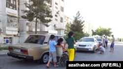 Aşgabat, doganlary bilen gezime çykan maýyp arabaly çaga. Arhiwden alnan surat