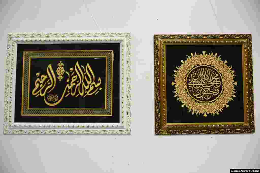 Есть на выставке и художественно выполненные аяты из Корана. Например, резьбой по дереву.